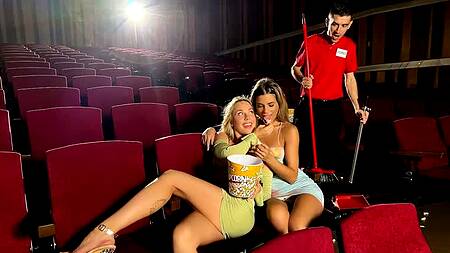 Работник кинотеатра страстно трахает двух телок после сеанса