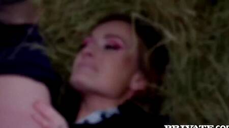 Богачка занимается верховой ездой и ебется с парнем в сарае