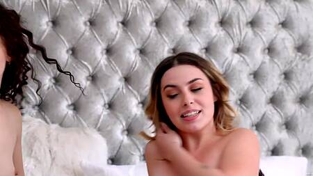 Две подруги занялись лесбийским сексом и соблазнили парня на ЖМЖ