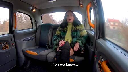 Рыжая пассажирка в машине соблазняет таксиста на еблю