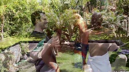 Красивая жена на отдыхе изменяет мужу с негром