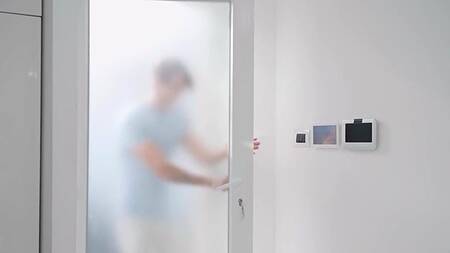 Парень дрочит на попку сочной домработницы и ебет её в очко