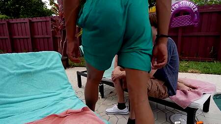 Белокурая мачеха ебется со своим пасынком и чернокожим мужем