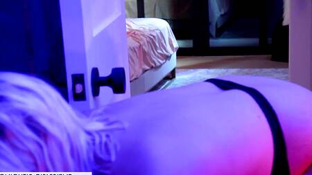 Мужик проводит время со зрелой проституткой