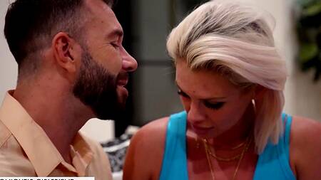 Мужик проводит время со зрелой проституткой