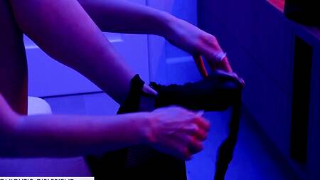 Мужик проводит время со зрелой проституткой