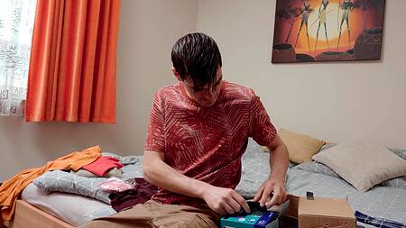 Блондинка в розовом отвлекается от игры и трахается с парнем