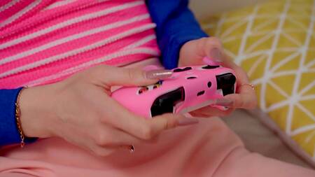 Блондинка в розовом отвлекается от игры и трахается с парнем