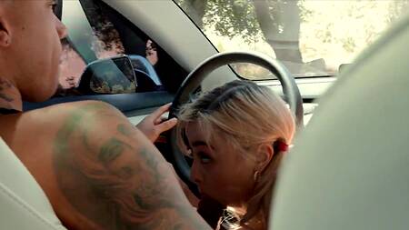 Белая милашка с хвостиками показывает висячие сиськи и отдается негру