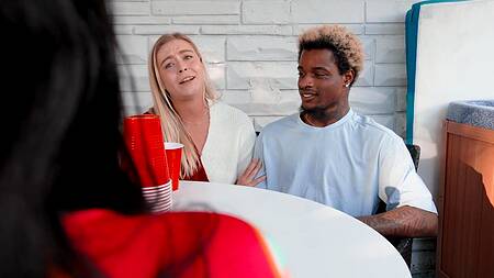 Негр пришел на барбекю и поимел чернокожую развратницу