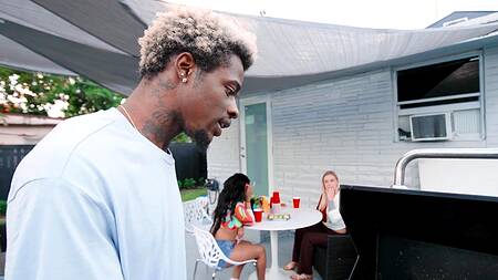 Негр пришел на барбекю и поимел чернокожую развратницу