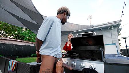 Негр пришел на барбекю и поимел чернокожую развратницу