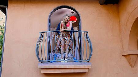 Молодая девушка соблазняет на еблю нового мужчину матери