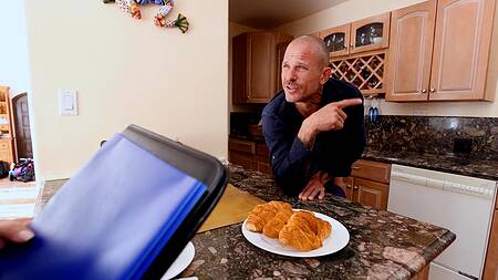 Молодая девушка соблазняет на еблю нового мужчину матери