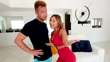 Спортивная азиатка трахается в попку вместо тренировки