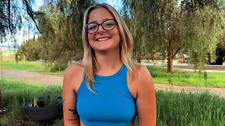 Милая девка в очках хочет заняться жарким сексом