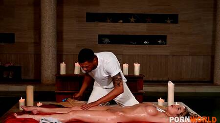 Муж застает жену за сексом с массажистом и присоединяется