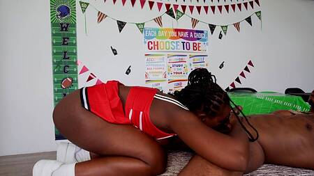 Спортсмен активно трахает черную телку с группы поддержки