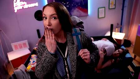 Девка застает пару за еблей в хостеле и присоединяется