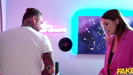 Девка застает пару за еблей в хостеле и присоединяется