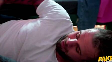 Девка застает пару за еблей в хостеле и присоединяется