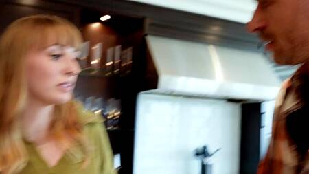 Мужик дрочит в туалете и страстно трахает подругу в жопу