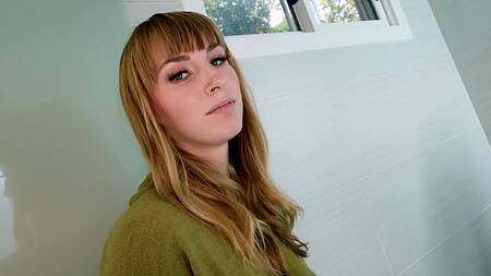 Мужик дрочит в туалете и страстно трахает подругу в жопу