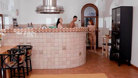 Подруги предлагают парню принять ванну и разводят его на ЖМЖ