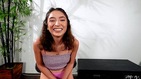 Усатый брутал лижет киску миниатюрной и страстно её ебет