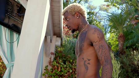 Молодой негр трахает большим членом сочную латинку