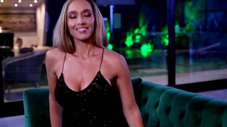 Жаркая шлюха с силиконовыми сиськами ублажает клиента