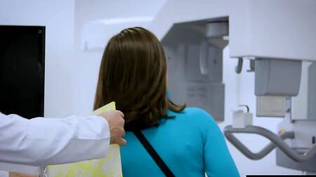 Девушка приходит проверить зрение, но трахается с доктором