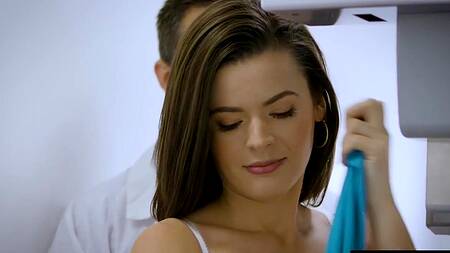 Девушка приходит проверить зрение, но трахается с доктором