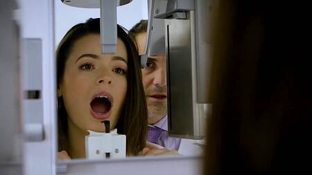 Девушка приходит проверить зрение, но трахается с доктором