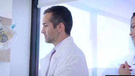 Девушка приходит проверить зрение, но трахается с доктором