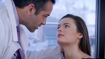 Девушка приходит проверить зрение, но трахается с доктором