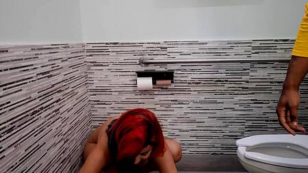 Телка в ресторане показывает сиськи и соблазняет официанта