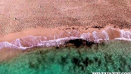 Фотограф после работы трахает рыжую модель и белокурую помощницу