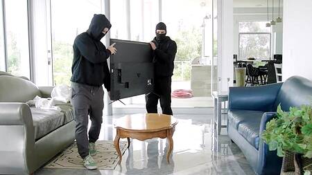 Ненасытная милфа ебется по очереди с двумя ворами