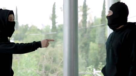 Ненасытная милфа ебется по очереди с двумя ворами