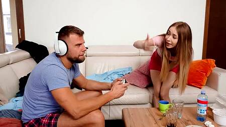 Отчим играет на приставке и страстно ебет милую падчерицу