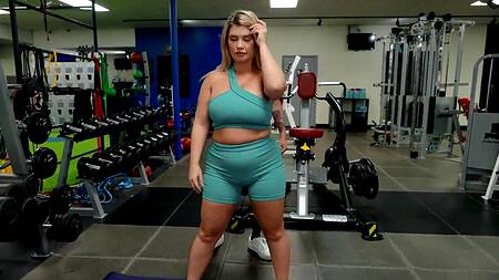 Пацан следует за милфой в раздевалке и ебет её там