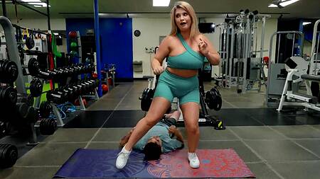 Пацан следует за милфой в раздевалке и ебет её там