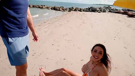 Лысый цепляет девушку на пляже, которую разводит на секс