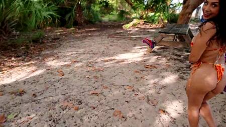 Лысый цепляет девушку на пляже, которую разводит на секс