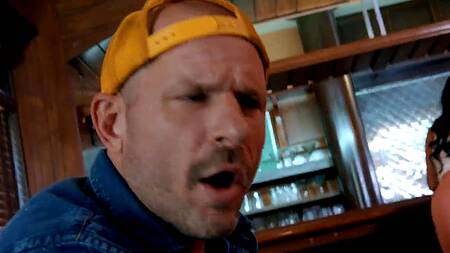 Официантка после смены жарится с клиентом в жопу