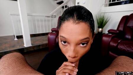 Красивая негритянка жарко ебется с парнем после поездки на природу