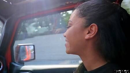 Красивая негритянка жарко ебется с парнем после поездки на природу