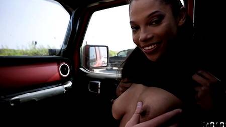 Красивая негритянка жарко ебется с парнем после поездки на природу