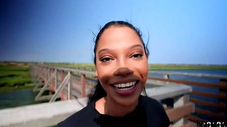 Красивая негритянка жарко ебется с парнем после поездки на природу